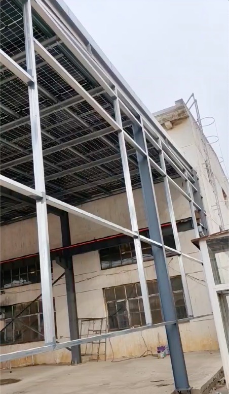 钢结构厂房的屋顶是光伏板.jpg